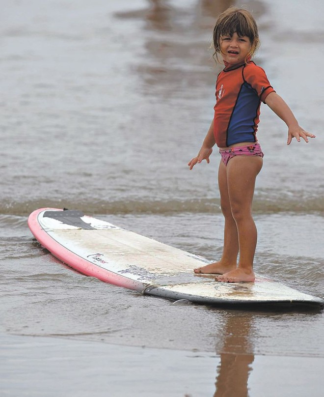 Luara Mandelli do Rosário já pega onda com apenas 2 anos |