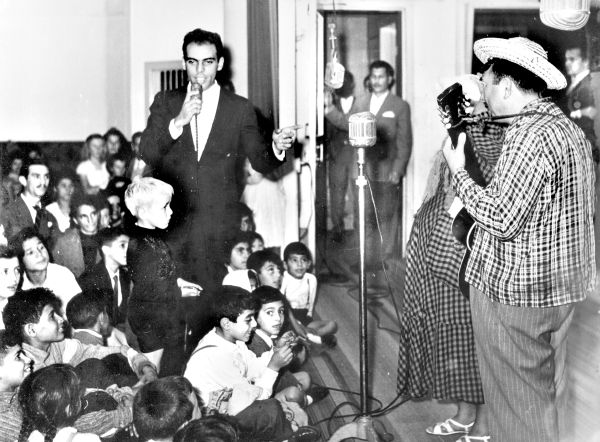 Theophilo Mansur animando a Feira da Alegria com Belarmino e Gabriela na Rádio Guairacá, em 1958 |