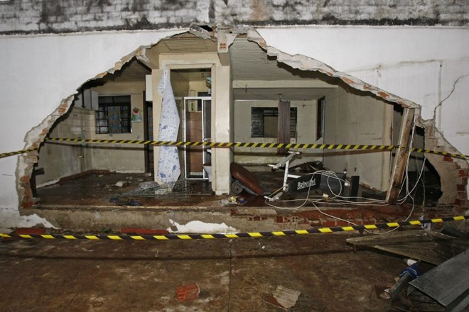 No bairro Novo Mundo, a água derrubou parte da parede de uma casa e encharcou o carro e os móveis do vizinho |