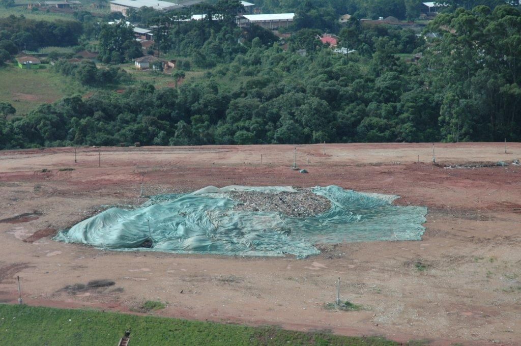 Foto tirada durante voo sobre o aterro da Caximba: lixo exposto atrai ratos, urubus e mosquitos | Enio Raffin
