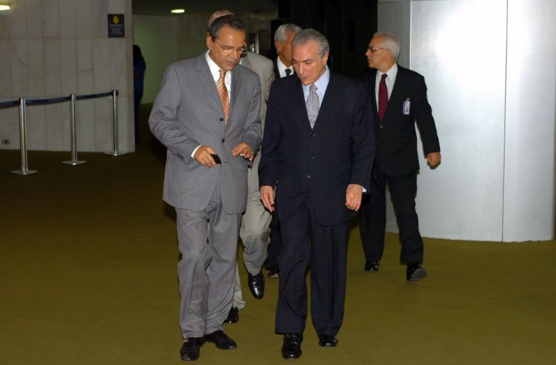 Henrique Eduardo Alves (esq.), líder do PMDB na Câmara, ao lado de Temer: peemedebistas querem mais cargos. Mas quem eles querem indicar? | Luiz Cruvinal / Agência Câmara
