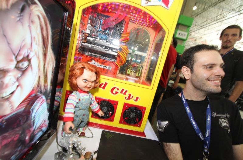 Omar e seu PC disfaçado de Chucky, o brinquedo assassino: seis meses de preparo e investimento de R$ 2 mil para modificar o computador, que não está à venda | Cristiano SantAnna/indicefoto.com