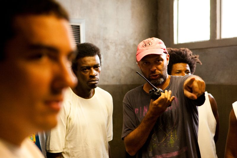 Padilha (a direita) e Seu Jorge no set de filmagem de Tropa de Elite 2. Longa-metragem será exibido fora de competição | Divulgação
