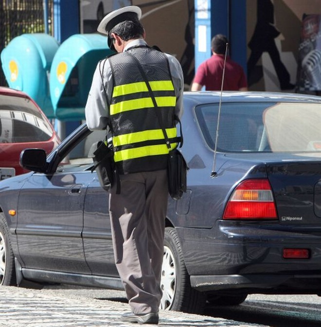 Agente de trânsito multa motorista em Curitiba: aumento de poder aquisitivo fez com que punição não tivesse tanto impacto | 