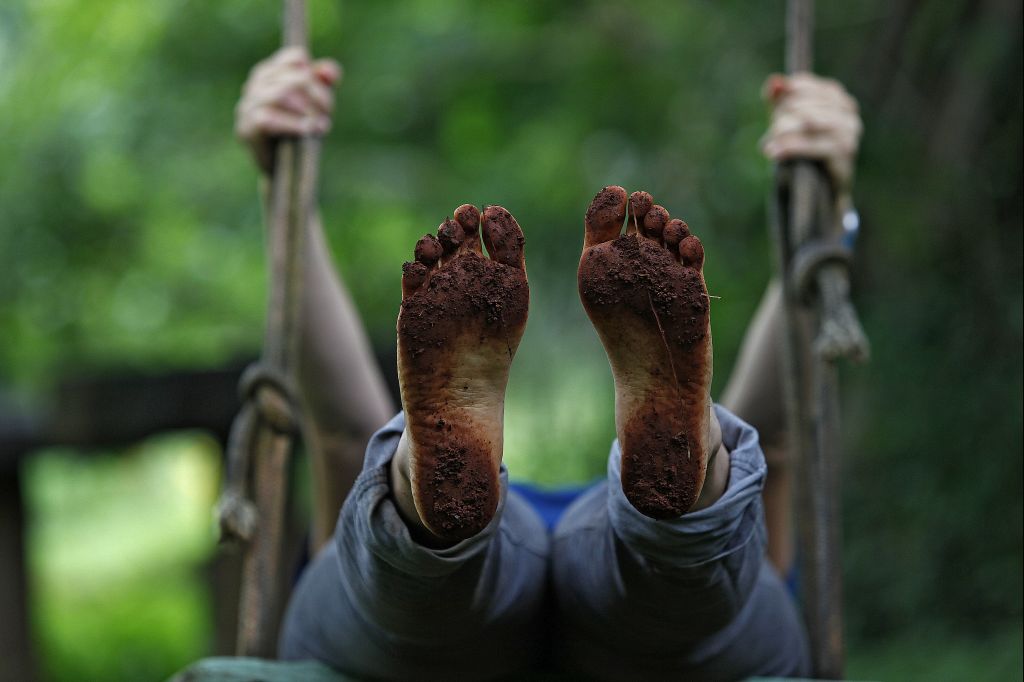 A mulher na balança com os pés vermelhos de barro está entre as 60 fotos selecionadas para a exposição | Jonathan Campos/Gazeta do Povo