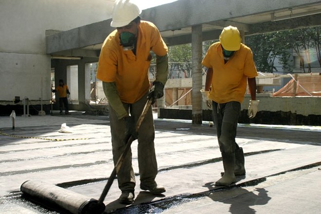 Técnicos aplicam sistema de impermeabilização em edifício: ideal é que o serviço seja feito ainda durante o período de construção do edifício |
