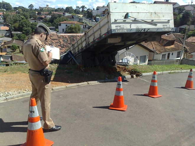 A carreta caiu sobre o telhado da casa, que estava vazia no momento do acidente | 