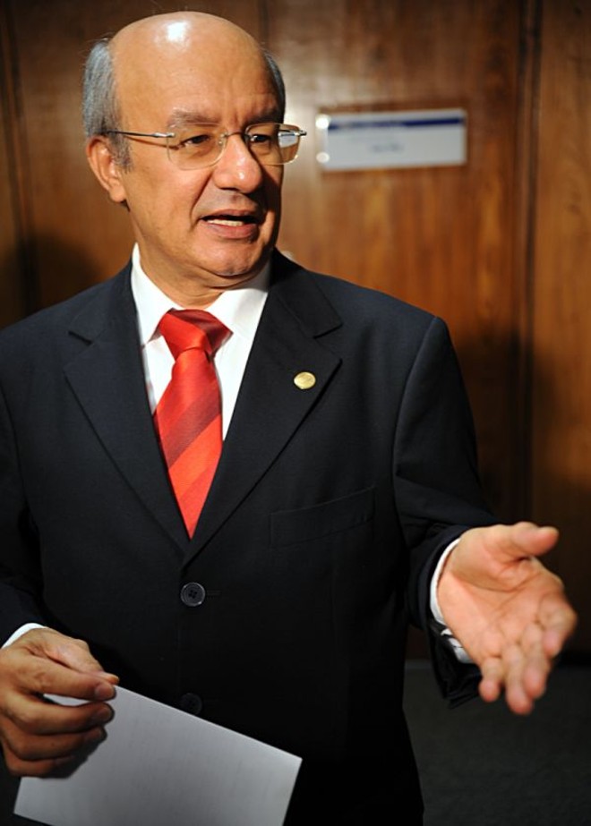 José Pimentel: senador está há oito meses com projeto para relatar. | 