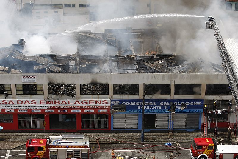 Incêndio registrado no Centro de Curitiba deixou o trânsito bloqueado para os motoristas | Daniel Castellano / Agência de Notícias Gazeta do Povo