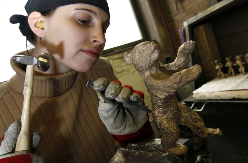 Christiane Reum, funcionária de fundição em Noak, trabalha em um troféu do festival de cinema de Berlim: população considera loucura elevar idade de aposentadoria | Fabrizio Bensch/Reuters
