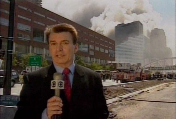 Edney Silvestre durante a cobertura dos atentados contra o World Trade Center, em 11 de setembro de 2001: tragédia ao vivo | TV Globo/Divulgação