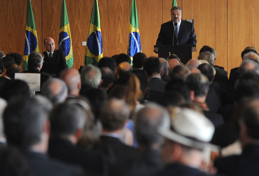 Antonio Palocci, ao fundo, na solenidade de posse como novo ministro da Casa Civil: pedido de ajuda ao vice-presidente, Michel Temer, para conter o PMDB | Antônio Cruz/ABr