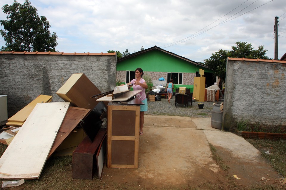 Nesta segunda-feira, moradores de Joinville recolheram os materiais perdidos com a enchente | Walter Alves / Agência de Notícias Gazeta do Povo