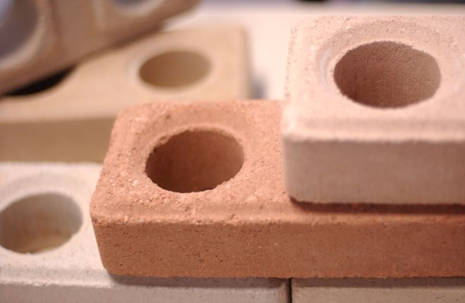 Tijolo feitos com pó de mármore: furos para passar tubulações | 