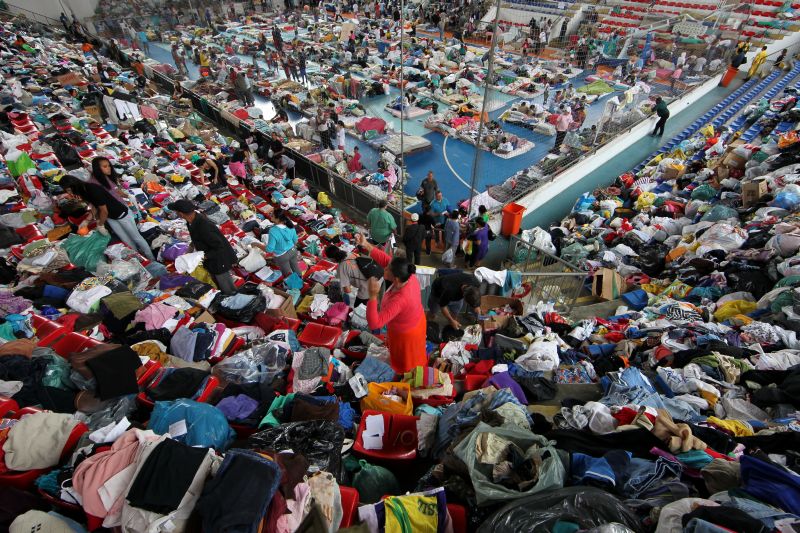 Desabrigados ocupam ginásio em Teresópolis, na região serrana fluminense, onde recebem donativos de todo o país | Wilton Junior / Agência Estado