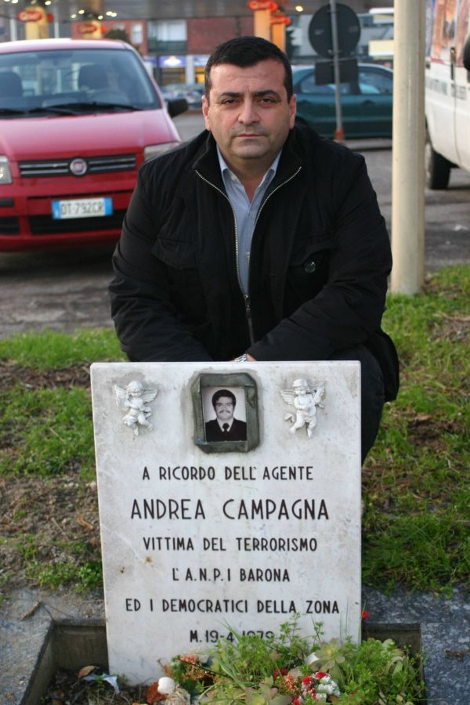 Maurizio Campagna em Milão, atrás da lápide em memória do irmão, o policial Andrea Campagna, colocada na Vida Modica, exato local onde ele foi morto pelo grupo de esquerda do qual Battisti fazia parte: Na minha opinião, [o ex-presidente Lula] foi mal aconselhado | Rosana Félix/ Gazeta do Povo