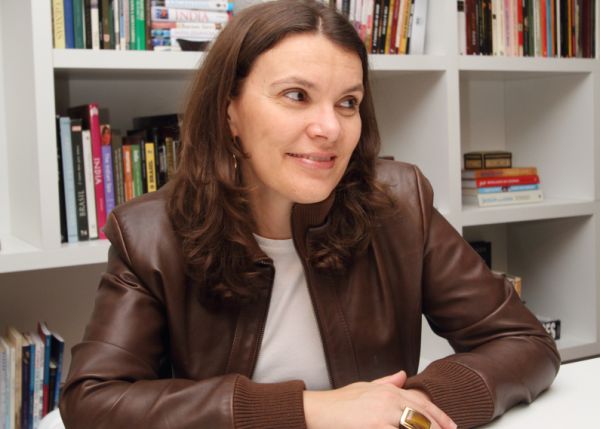 Depois da viagem de fim de ano com o marido, José Afonso Dallegrave Neto, e os filhos Pedro e Pietra , no Costão do Santinho, em Florianópolis, a advogada Deborah Koliski Vons parte, nessa semana, para outra jornada: fará um giro de 8 mil quilômetros pelo Chile, Argentina e Uruguai. O caminho é a própria viagem. Viajando por terra conheço pessoas e lugares genuínos, que não aparecem em roteiros turísticos, conta Deborah, que ano passado fez uma excursão parecida, de ônibus, por outras rotas da América do Sul. Ela gosta de caminhar pelo mundo e pelos arredores da cidade para ter histórias para contar relatos que compartilha em seu blog, junto com pensamentos, os pratos que prepara em casa para família e amigos e outras experiências de vida | Giuliano Gomes/Gazeta do Povo