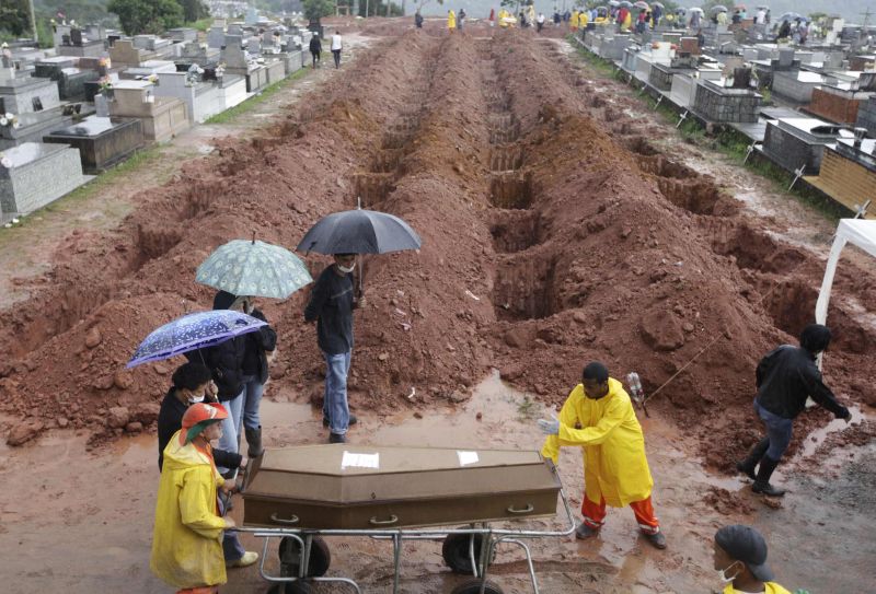 Dezenas de covas foram feitas lado a lado em cemitério de Teresópolis, uma das cidades mais afetadas do Rio | Bruno Domingos / Reuters