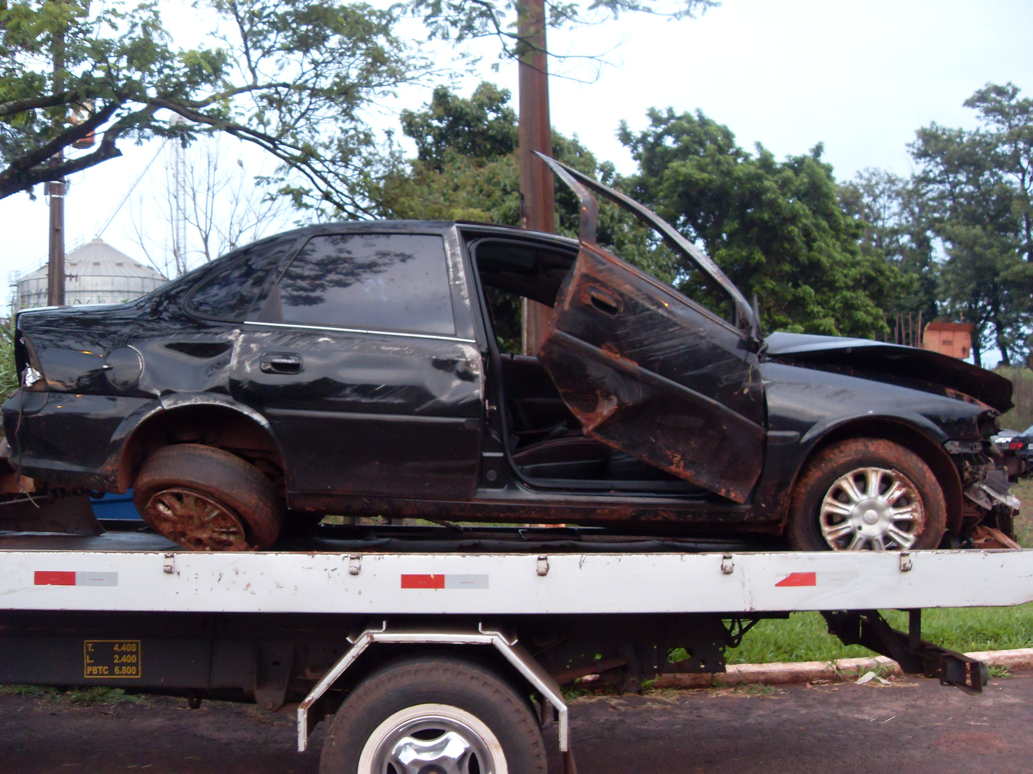 Carro utilizado pelos suspeitos que capotou em uma curva fechada no município de Moreira Sales | Divulgação PRE