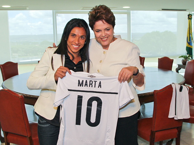Presidenta Dilma Rousseff recebe camisa autografada pela jogadora de futebol Marta, durante encontro no Palácio do Planalto | Agência Brasil