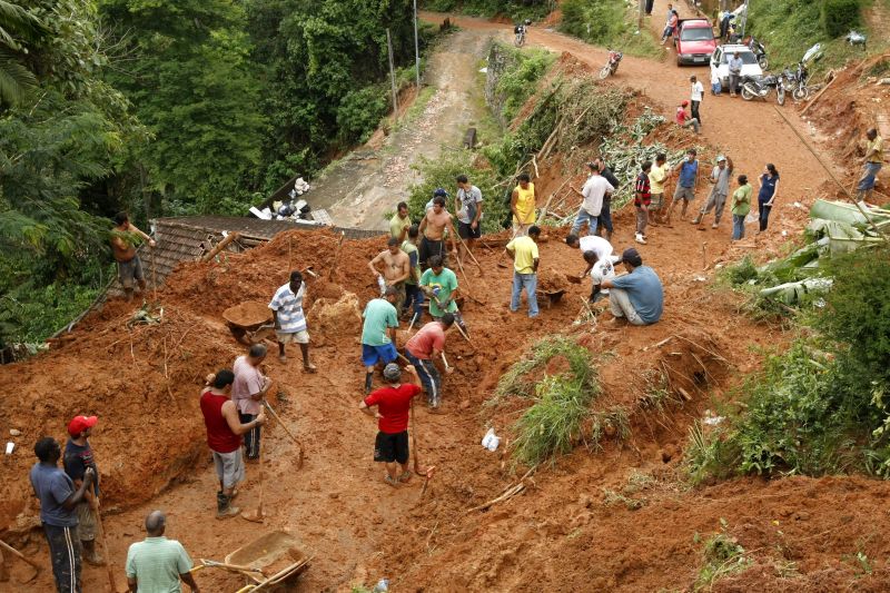 Cerca de 60 voluntários trabalham na desobstrução de estradas com pás e enxadas, em Teresópolis, na região serrana no Rio de Janeiro | Daniel Castellano / Gazeta do Povo