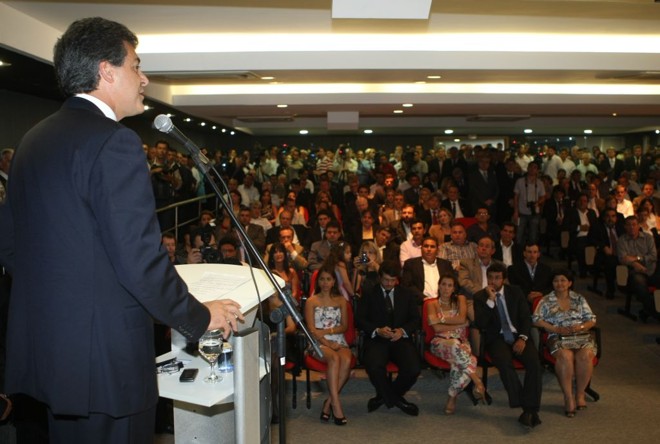 O governador Beto Richa, durante solenidade de posse do secretário da Casa Civil: detalhes da suspensão dos pagamentos só serão divulgadas hoje pelo governo | Aniele Nascimento/ Gazeta do Povo