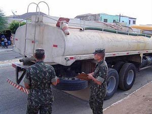 Operação Pipa distribui água de mananciais a moradores afetados pela estiagem | Divulgação/Exército
