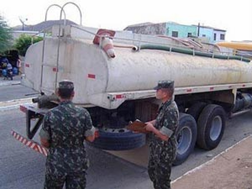 Operação Pipa distribui água de mananciais a moradores afetados pela estiagem | Divulgação/Exército