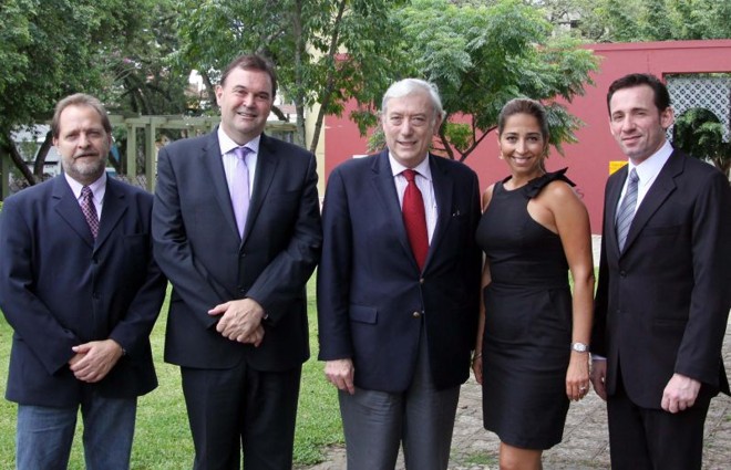 O presidente da Abav-PR, Celso Tesser; o secretário do Turismo do estado, Faisal Saleh (ambos à esq.); o diretor da Taca Transportes Aéreos Centroamericanos, Ian Gillespie; a presidente do Instituto Municipal de Turismo, Juliana Vosnika; e o chefe de vendas da companhia, Daniel Trento (à dir.), deram um passeio na Praça da Espanha, logo após almoçarem ontem | 