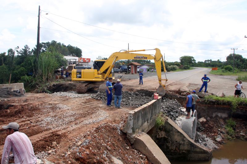Operários trabalham na recuperação do acesso a São Francisco do Sul: tráfego foi restabelecido na terça-feira (25) | Walter Alves / Gazeta do Povo