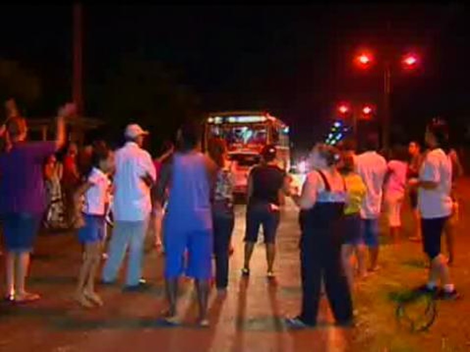 Manifestantes bloqueiam a Avenida Andradina, em Foz do Iguaçu | Reprodução RPCTV