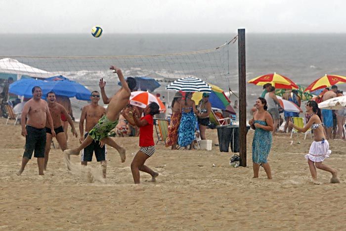 Veranistas aproveitam o tempo bom para jogar vôlei na praia de Ipanema, em Pontal do Parana | Albari Rosa / Agência de Notícias Gazeta do Povo