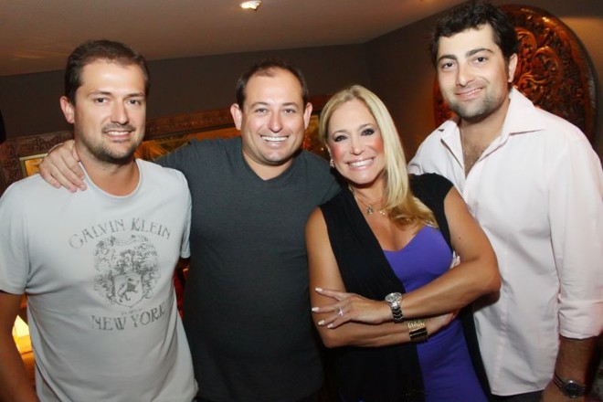 De férias em Florianópolis, Susana Vieira foi a Balneário Camboriú para jantar e curtir a noite no TAJ, na companhia do namorado, Sandro Pedroso. Na foto, a atriz entre os sócios da casa, Giocondo Villanova Artigas Neto, Cláudio Schurmann e Gustavo Ferroni Ferreira | 