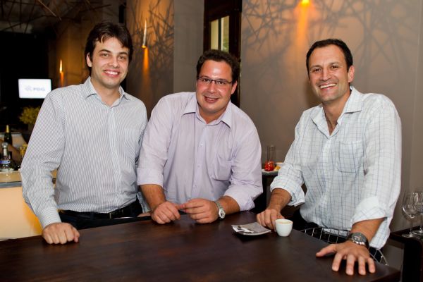 Os executivos André Marin (à esq.), Caio Napoli (ao centro) e Luis Napoleão foram anunciados ontem como porta-vozes locais da PDG Sul, braço regional da gigante PDG, maior incorporadora das Américas, no restaurante Zea Maïs. A partir de fevereiro, as empresas CHL, Goldfarb, Agre e LN passam a atuar como PDG. Marin e Napoleão respondem pelo segmento médio/alto padrão e Napoli pelo segmento econômico do grupo | Naideron Jr.