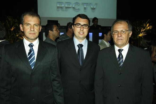 O secretário estadual de Esportes, Evandro Rogério Roman; o diretor-geral da RPC TV, Eduardo Boschetti; e o presidente da Federação Paranaense de Futebol, Hélio Cury, prestigiaram a festa de lançamento do Campeonato Paranaense 2011 promovida pela RPC TV terça-feira, no Wyn Lounge, em evento produzido por Irene Becker, da área de Promoções e Projetos do GRPCom. Os convidados foram surpreendidos com a Bateria de Ouro Samba Show, que apresentou em primeira mão o jingle-samba criado para o Campeonato |