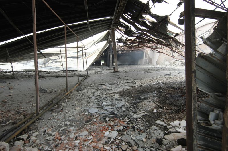 Depósito da Mili no bairro Umbará: fogo começou por volta 23 horas de terça-feira e só foi controlado 12 horas depois | Aniele Nascimento / Gazeta do Povo