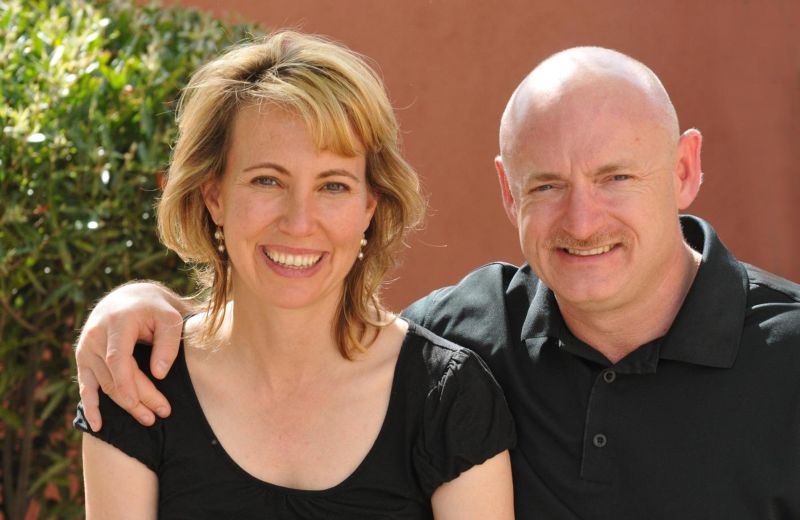 Gabrielle Giffords ao lado do marido, o astronauta Mark Kelly | AFP