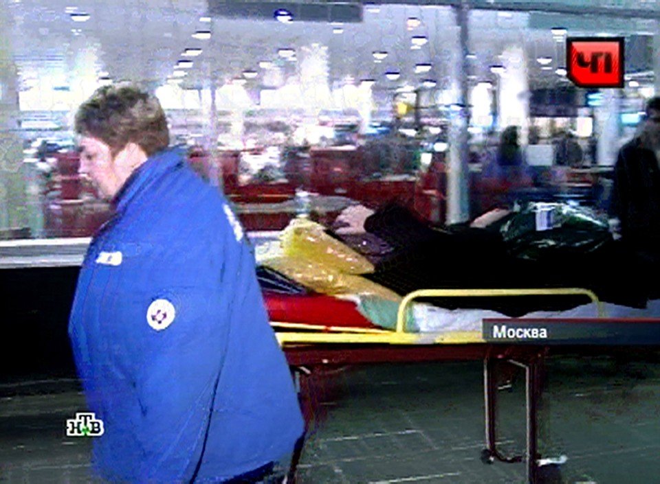 Reprodução de imagem da TV russa NTV mostra o trabalho dos paramédicos para salvar os feridos em ataque suicida no aeroporto de Moscou | AFP PHOTO/NTV