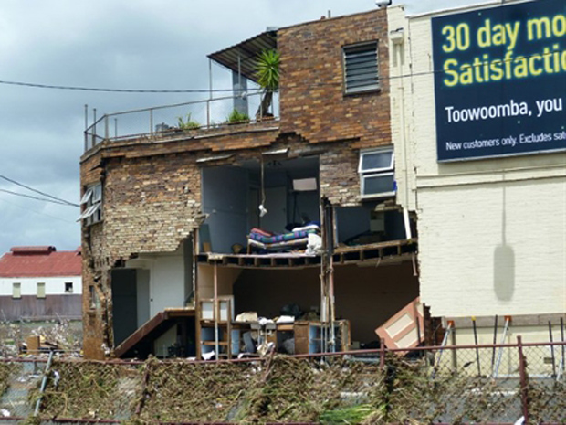 Moradias parcialmente destruídas pela chuva em Toowoomba na quarta-feira (12) | AFP