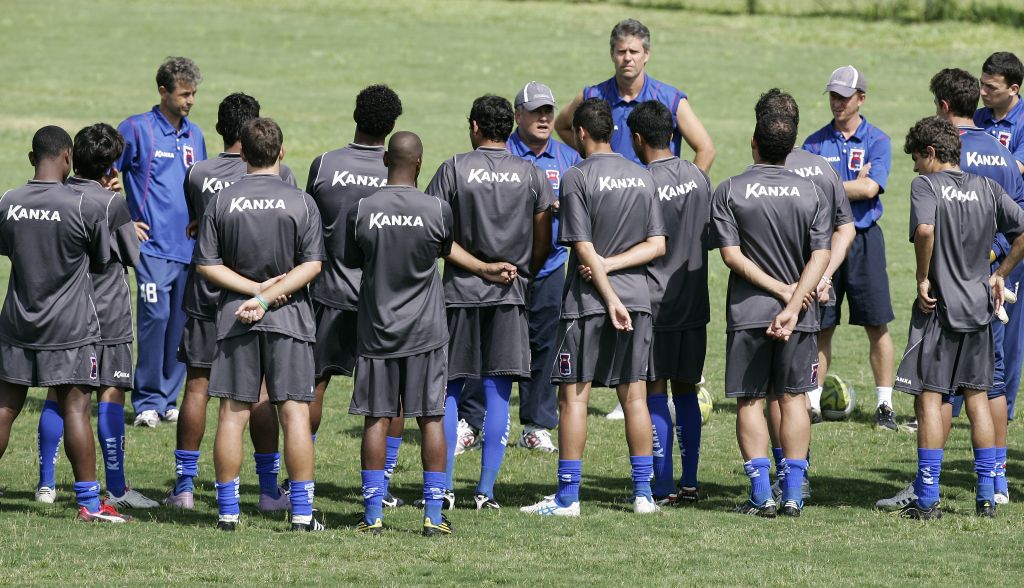 Jogadores escutam os conselhos do técnico Roberto Cavalo: Lutar até o fim | Antonio More/ Gazeta do Povo