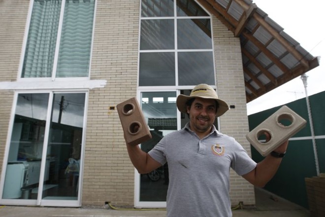 O engenheiro civil Anderson Zamo, proprietário da Ecoideia, mostra o tijolo sustentável: ganho de produtividade | 