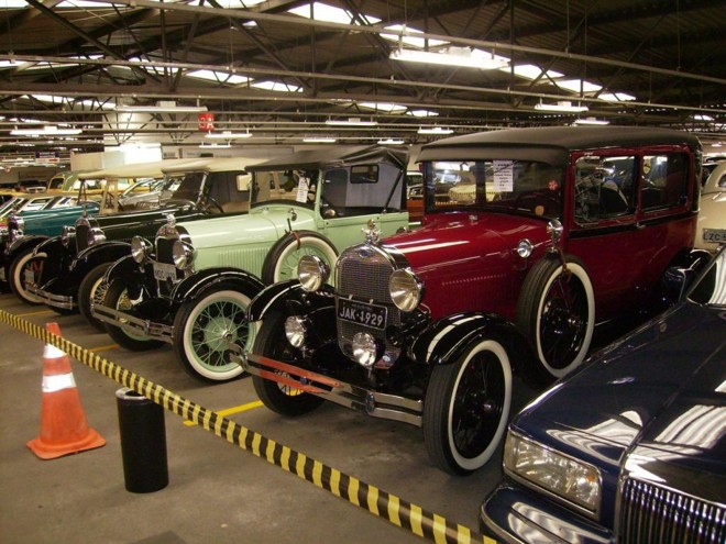 O Clube Elas, de Curitiba, utiliza estacionamento do Shopping Cidade para fazer exposições |