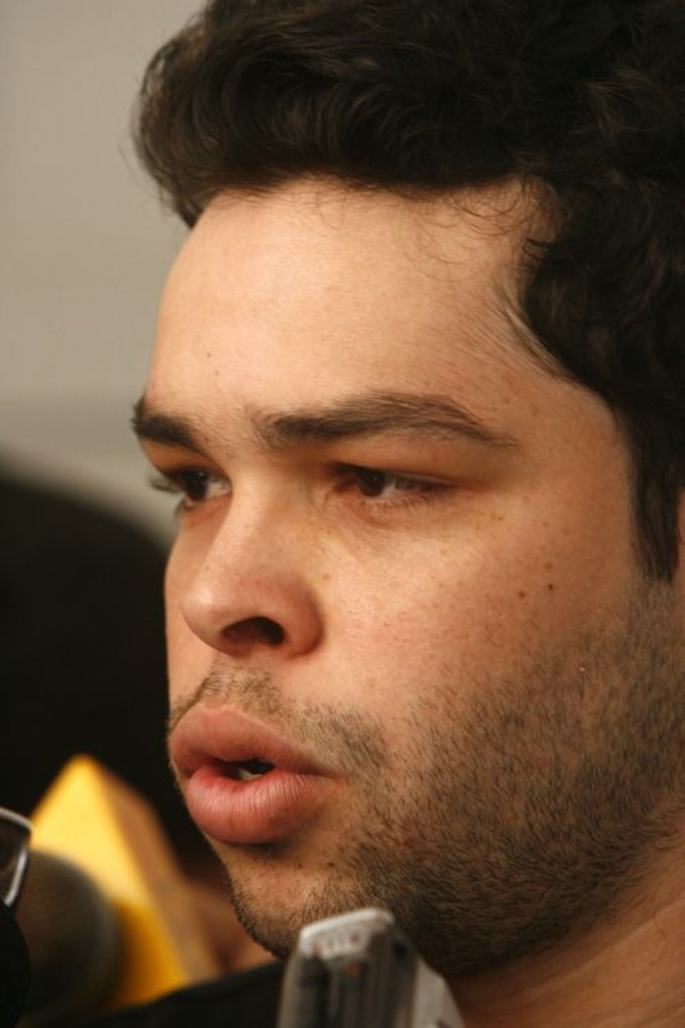 Kerlon, em entrevista na Vila Capanema, e (abaixo) fazendo acrobacias com a bola nos tempos de Cruzeiro, em 2007 | Hedeson Alves/ Gazeta do Povo