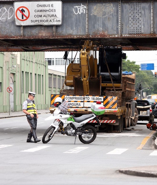 Uma das faixas da Rua João Negrão foi bloqueada |