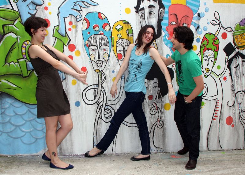 Os jovens empresários Raisa Terra, Nathalia Anring e Francisco Del Rio decidiram apostar em um novo perfil de consumidor e modelo de comércio. Na loja colaborativa Endossa, todo mundo sai ganhando: os clientes encontram vários produtos diferenciados no mesmo lugar, e os criadores e artesãos têm espaço para vender suas peças sem grandes investimentos | Walter Alves