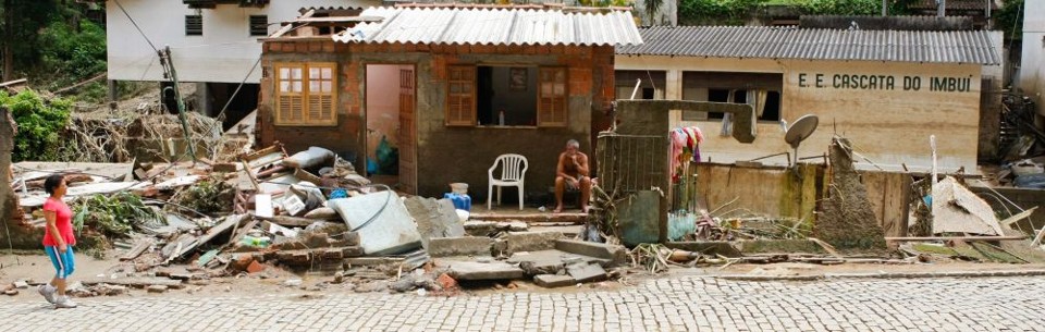 Depois dos estragos provocados pela chuva em Teresópolis, o pedreiro Juaci Rabello se mudou para o que restou da casa do irmão. O local onde morava desapareceu e ele desistiu de aguardar uma definição do Estado | Daniel Castellano/Gazeta do Povo