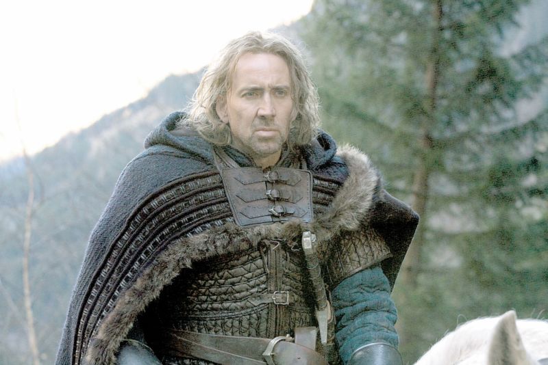 Cage vive um cruzado desiludido e amargurado que tem a missão de salvar a Europa da peste negra | Divulgação