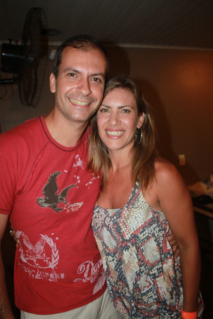 Euler de Freitas, um dos sócios do Porto Beach Fun, curte a noite no Porto Santo Canto, uma das casas do complexo de entretenimento em Guaratuba, com a esposa, Roberta Maia, dona do salão Godiva Hair Design | Roberto Grube