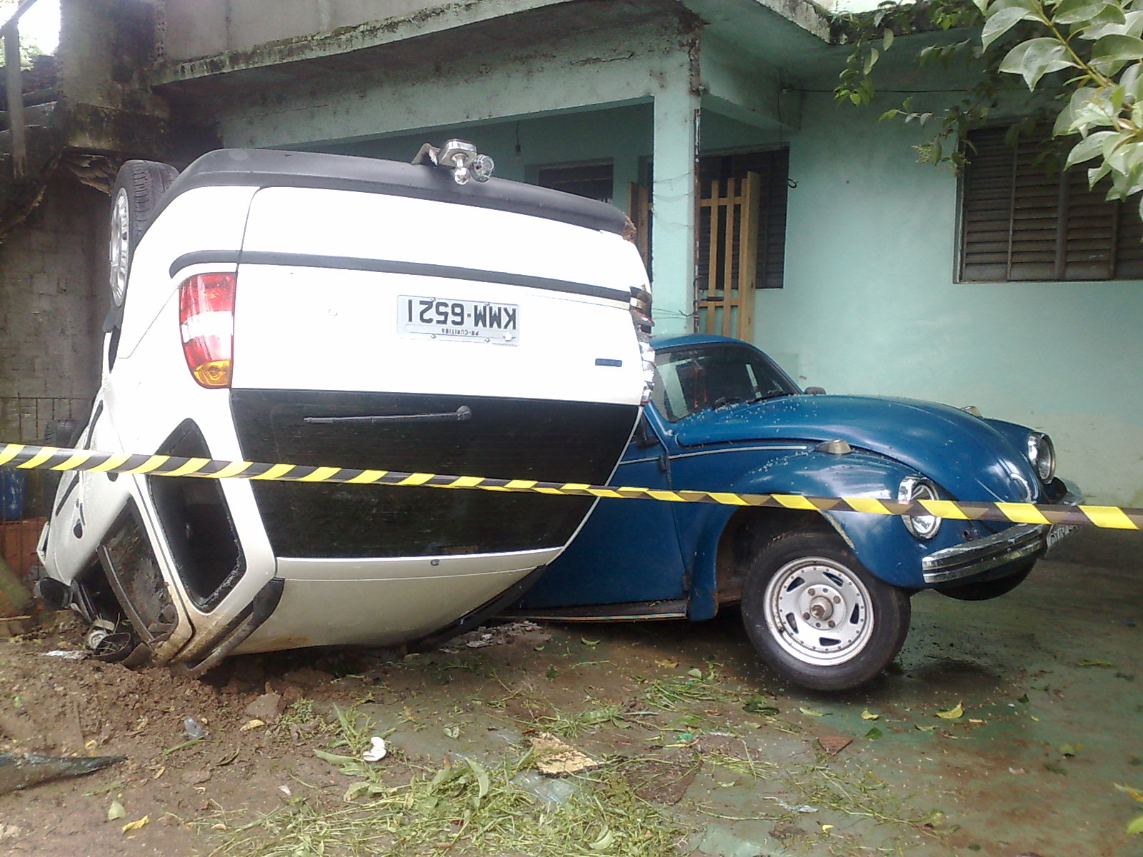 Depois de perder o controle do carro, motorista invadiu casa e atingiu outro veículo | Felippe Aníbal/Agência de Notícias da Gazeta do Povo