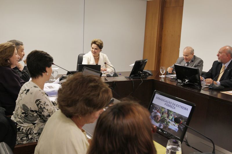 Reunião com ministros quinta-feira, no Planalto: plano contra a pobreza apresentado no computador | Roberto Stuckert Filho / PR